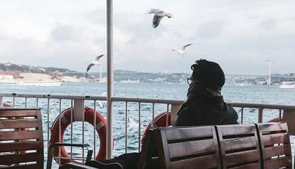 屡禁不止，西班牙人球迷朝场内扔水瓶击中赫罗纳门将加萨尼加