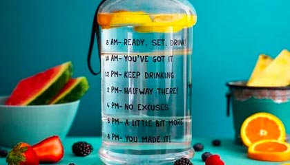 屡禁不止，西班牙人球迷朝场内扔水瓶击中赫罗纳门将加萨尼加