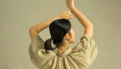 屡禁不止，西班牙人球迷朝场内扔水瓶击中赫罗纳门将加萨尼加