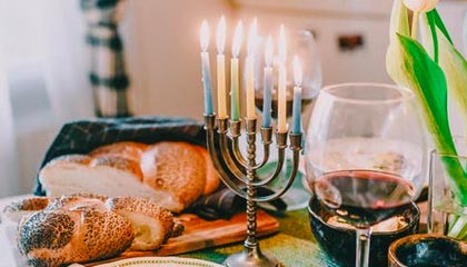 屡禁不止，西班牙人球迷朝场内扔水瓶击中赫罗纳门将加萨尼加